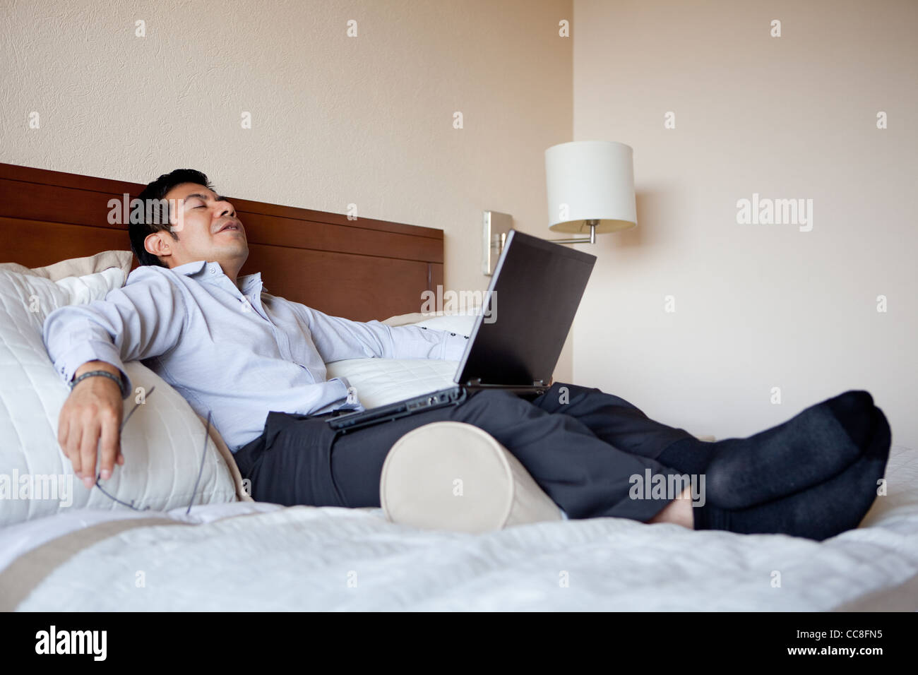 Hispano-Amerikaner Geschäftsmann ruht in seinem Hotelzimmer Stockfoto