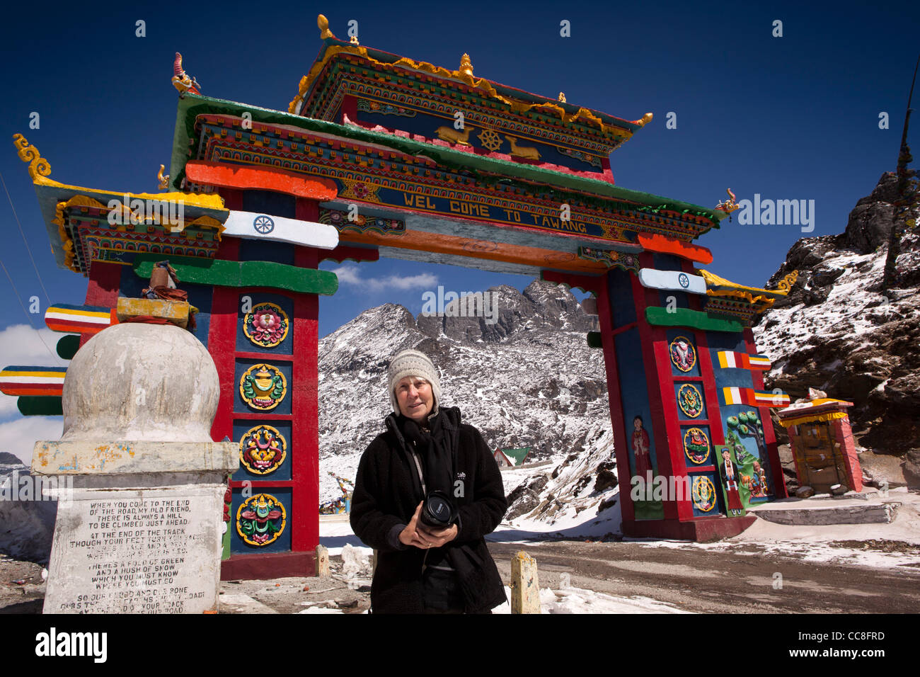 Indien, Arunachal Pradesh, Sela Pass, weibliche Touristen unterwegs Höhenlage Unterquerung bunte Tor zum Tawang Stockfoto