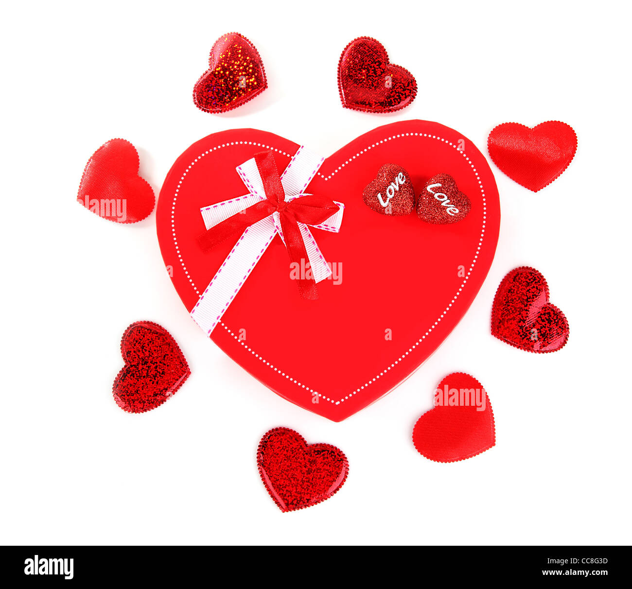 Rote Herzen-romantisches Geschenk-Box isoliert auf weißem Hintergrund Stockfoto