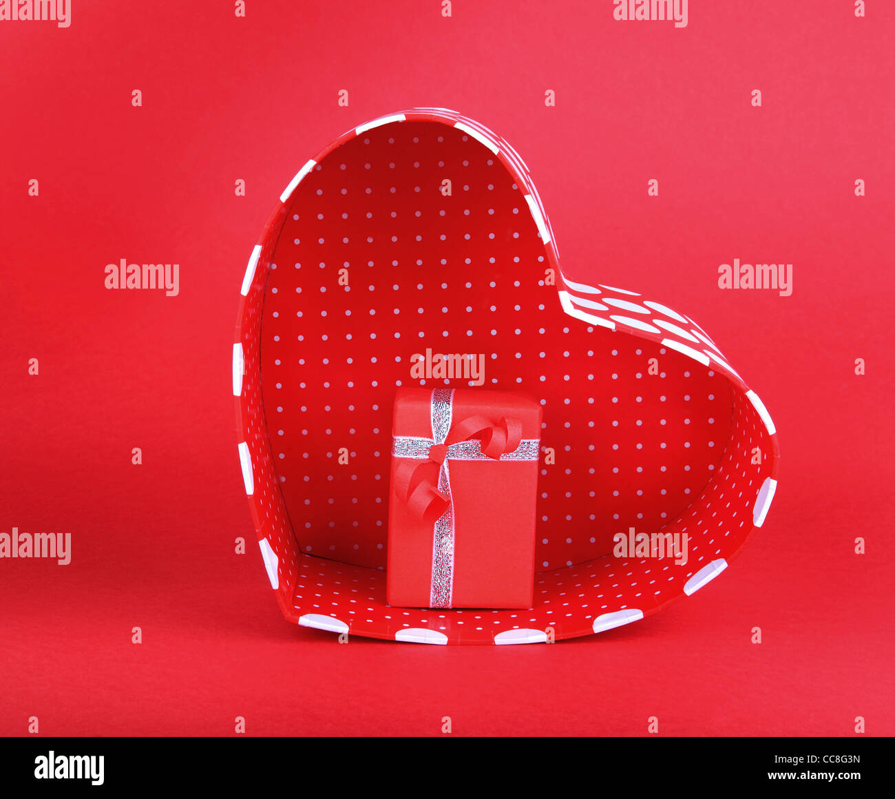 Rotes Herz romantische Geschenk-Box auf rotem Hintergrund isoliert Stockfoto