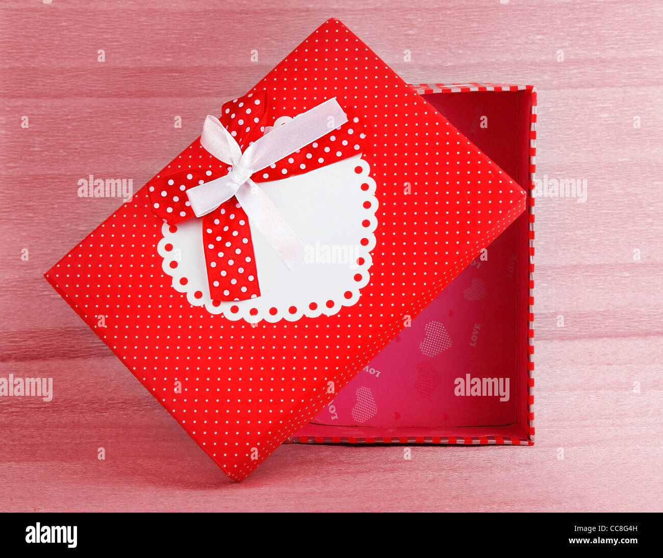 Roten romantische Geschenk-Box, die isoliert auf rosa Hintergrund, Konzeptbild von Liebe & Feier Stockfoto