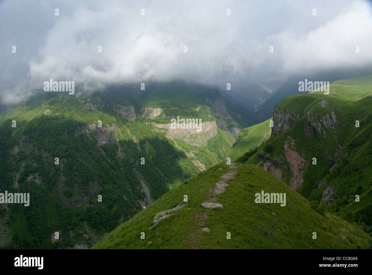 Georgien, georgische Militär Highway Landschaft S gesehen nahe dem Russland-Georgien-Freundschaft-Denkmal Stockfoto