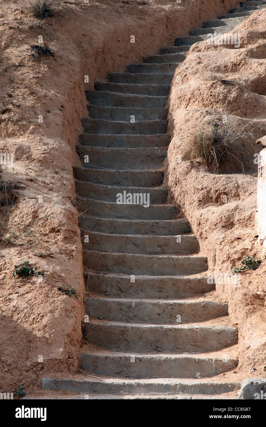 Eine Steintreppe in Wohn-Höhlen von Höhlenwohnungen in Matmata, Tunesien, Afrika Stockfoto