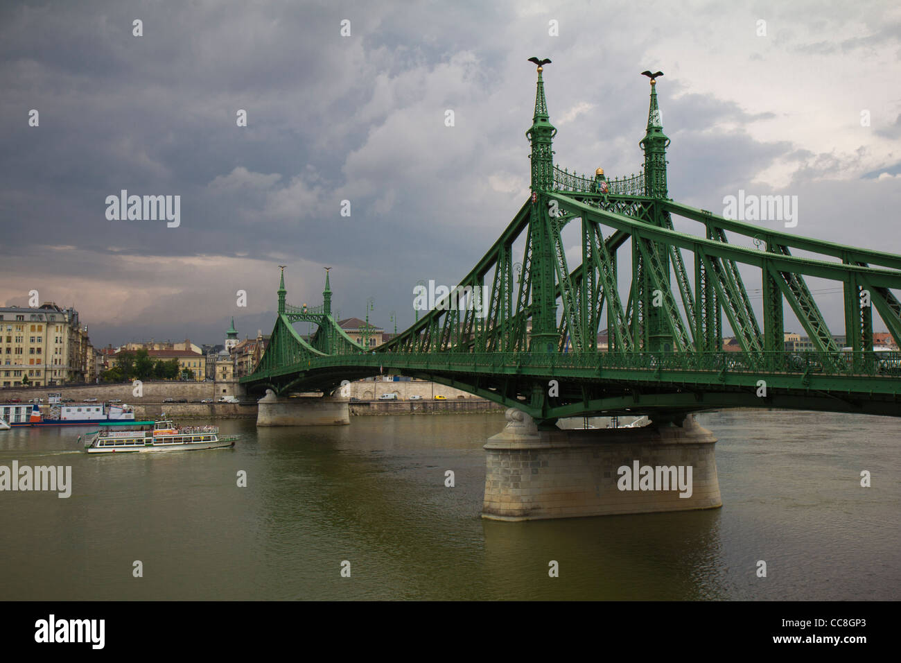 Die Szabadság híd oder Freiheitsbrücke (oder Freiheitsbrücke) in Budapest, Ungarn, verbindet Buda & Pest über die Donau. Stockfoto