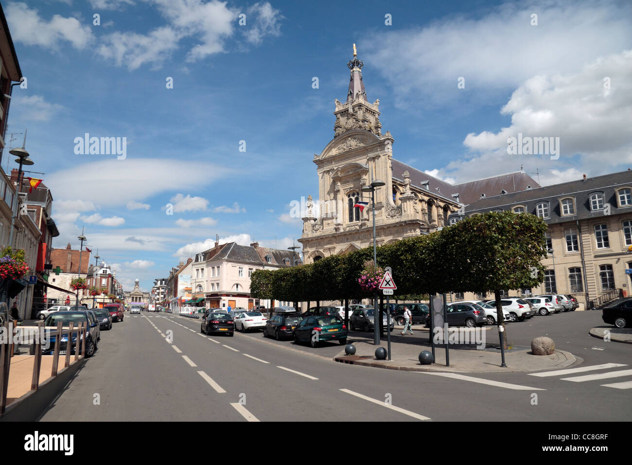 Zeigen Sie an, Avenue De La Victoire mit der Cathedral of Our Lady of Grace (rechts) in Cambrai, Nord-Pas-de-Calais, Frankreich. Stockfoto