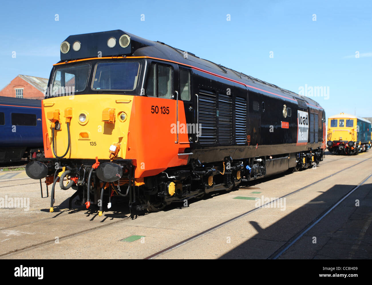 Erhaltene Klasse 50 Diesel Lokomotive 50135 Ark Royal in Eastleigh Works hundertsten Tag der offenen Tür in fiktiven Last schleppen Lackierung Stockfoto