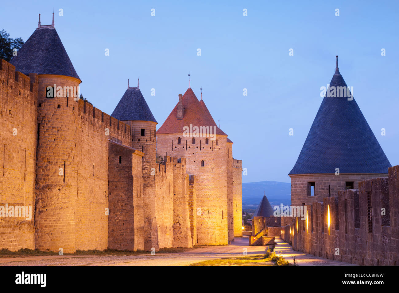 Stadtmauer von Carcassonne in der Dämmerung. Dieser Schuss genommen zwischen den zwei Sätzen von Wänden. Stockfoto