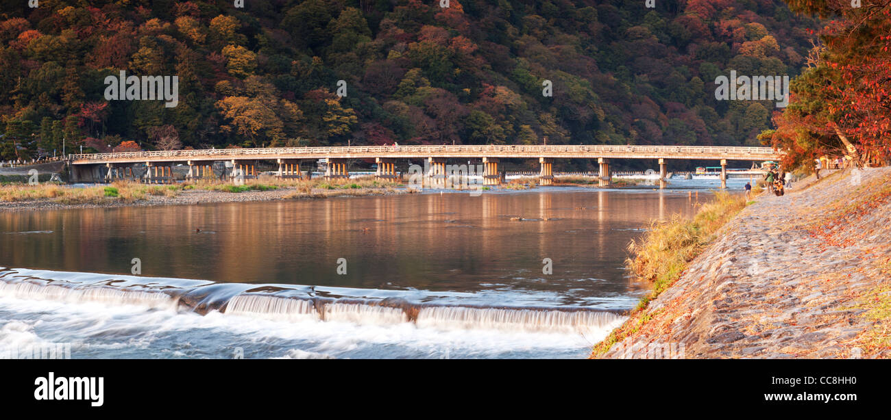 Panorama der Katsura Fluss und Togetsukyo Bridge in Arashiyama, am westlichen Stadtrand von Kyoto, Japan, im Herbst. Stockfoto