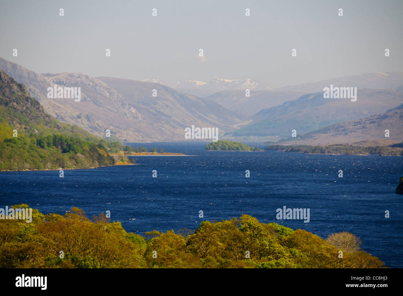 Poolewe Loch Maree, Berge Beinn Airdh Charr 791m, Beinn Lair 859m und schneebedeckten Mullach Coire MHIC Fhearchair 1019m, Schottland Stockfoto