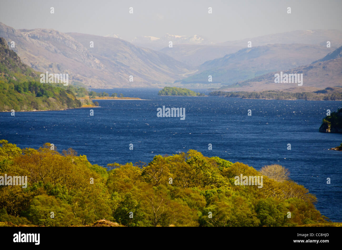 Poolewe Loch Maree, Berge Beinn Airdh Charr 791m, Beinn Lair 859m und schneebedeckten Mullach Coire MHIC Fhearchair 1019m, Schottland Stockfoto