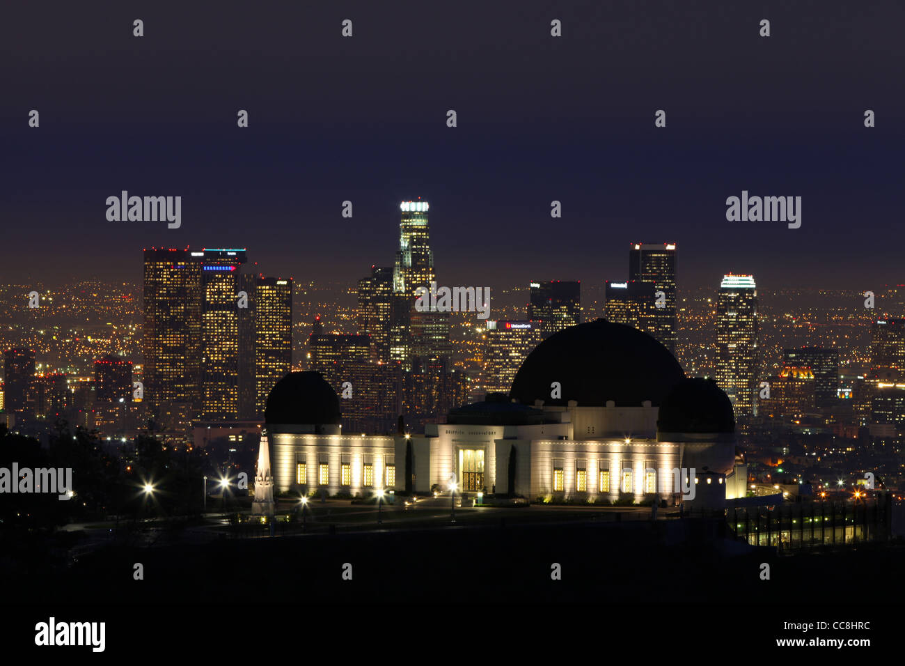 Griffith Observatory gegen Downtown LA Stockfoto