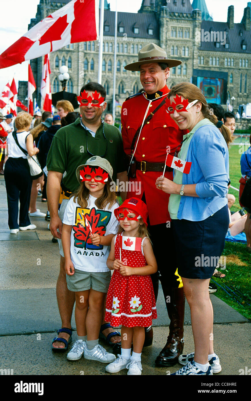 Canada Day Feier in Ottawa mit einem RCMP-Büro und 2 Erwachsene und zwei Kinder verkleidete Stockfoto