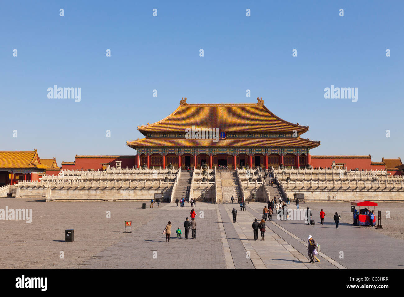 Die Halle der höchsten Harmonie in der verbotenen Stadt, Peking, vom Tor der höchsten Harmonie. Stockfoto