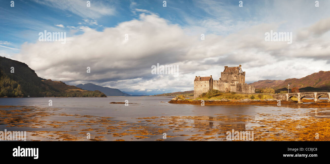 Eilean Donan Castle, Highland, Schottland, liegt am Loch Duich und ist die Heimat der Clan Macrae. Stockfoto