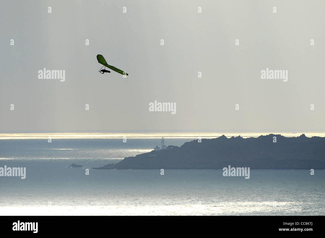 Ein Hängegleiter nutzt die Winde an der Küste von South Devon an einem Wintermorgen. Stockfoto