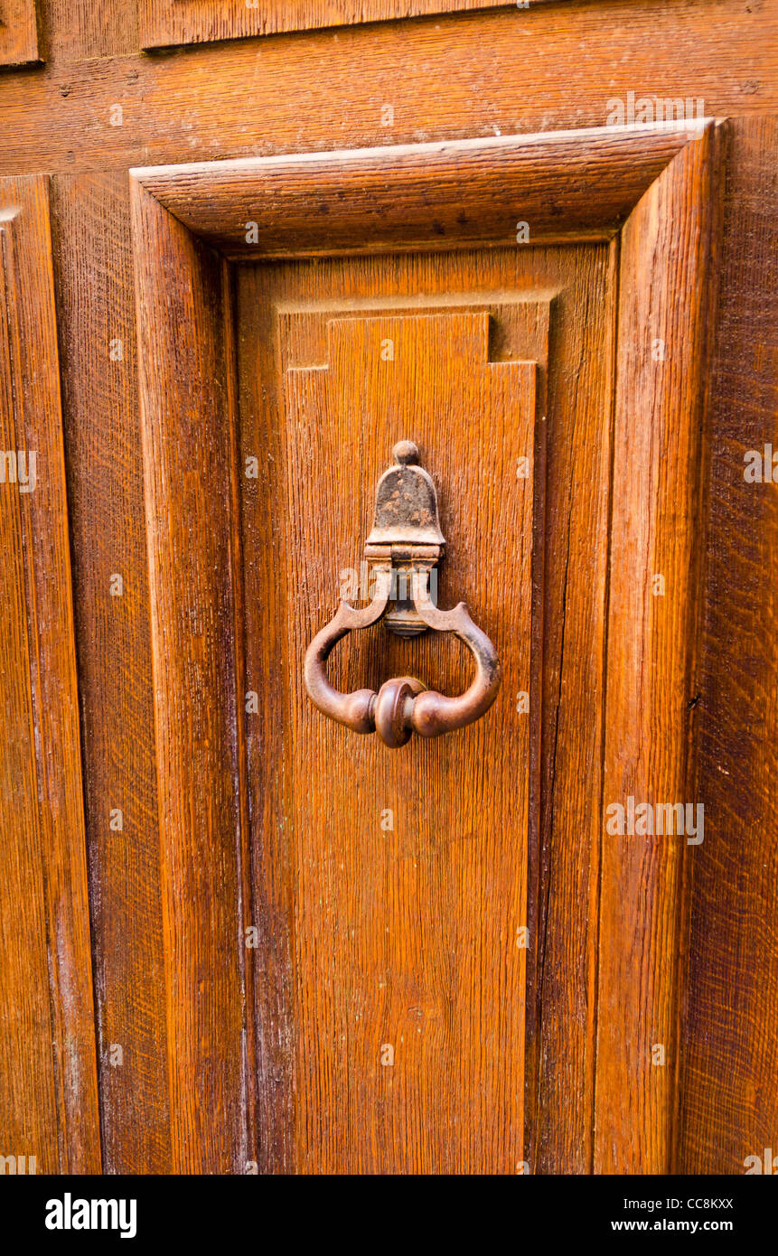 Holztür in der Altstadt Vieux Lyon, Frankreich (UNESCO-Weltkulturerbe) Stockfoto