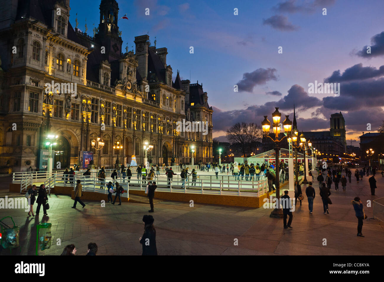 Paris, Frankreich, Town Square Scenic vor dem Rathaus Hotel de ville Paris Building, in der Abenddämmerung, mit Skating Ring, Vintage-Außenbeleuchtung, Pariser Straßenlaterne Stockfoto