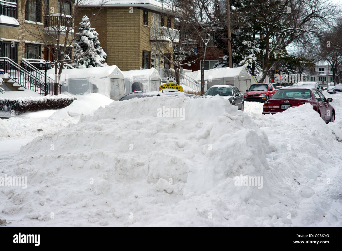Auto Taxi vollständig begraben unter dem Schnee nach einem Schneesturm, Montreal, Quebec, Kanada Stockfoto