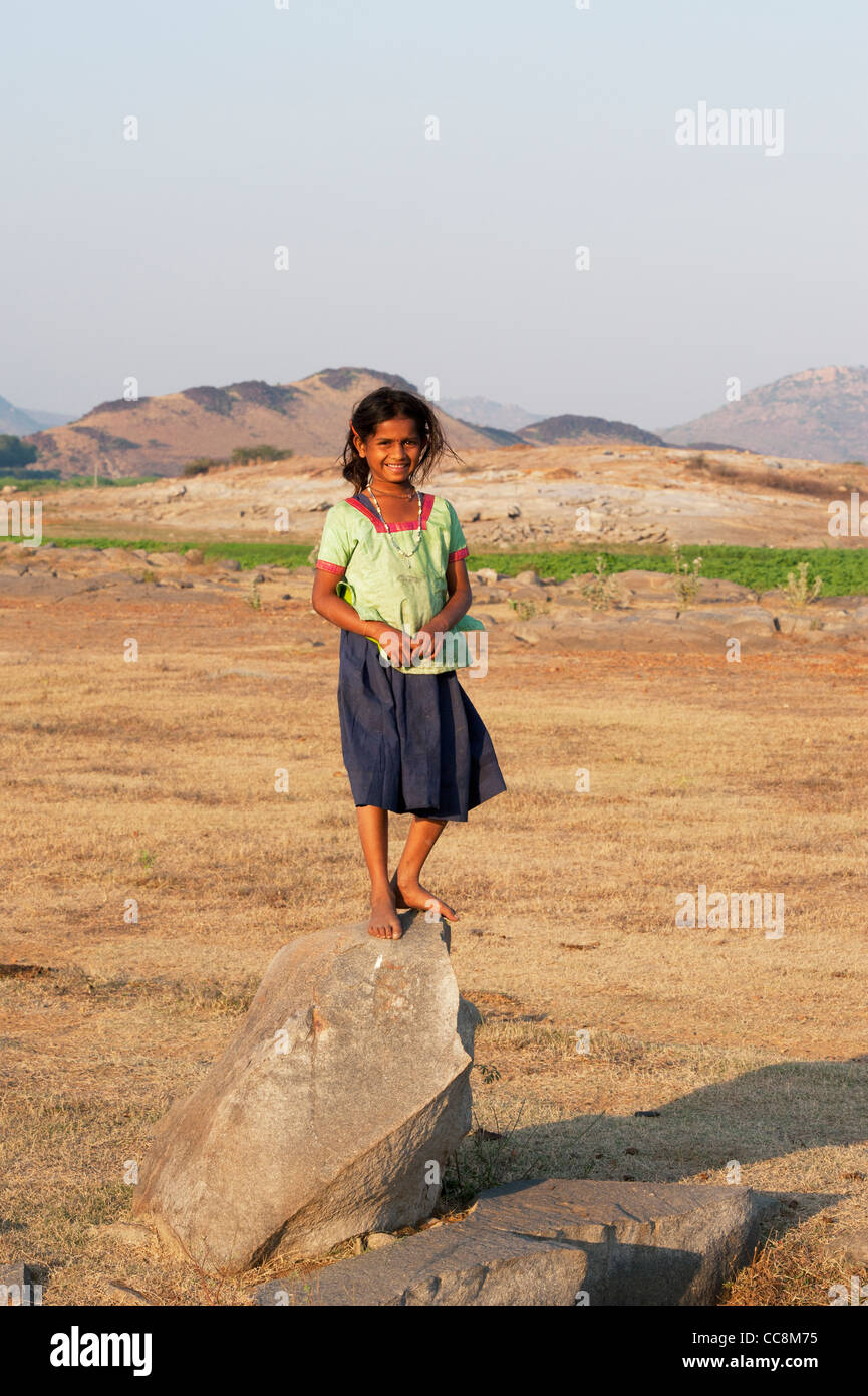 Niedrigere Kaste inderin. Tochter eines indischen Ziege hüten Familie stehend auf einem Felsen. Andhra Pradesh, Indien Stockfoto