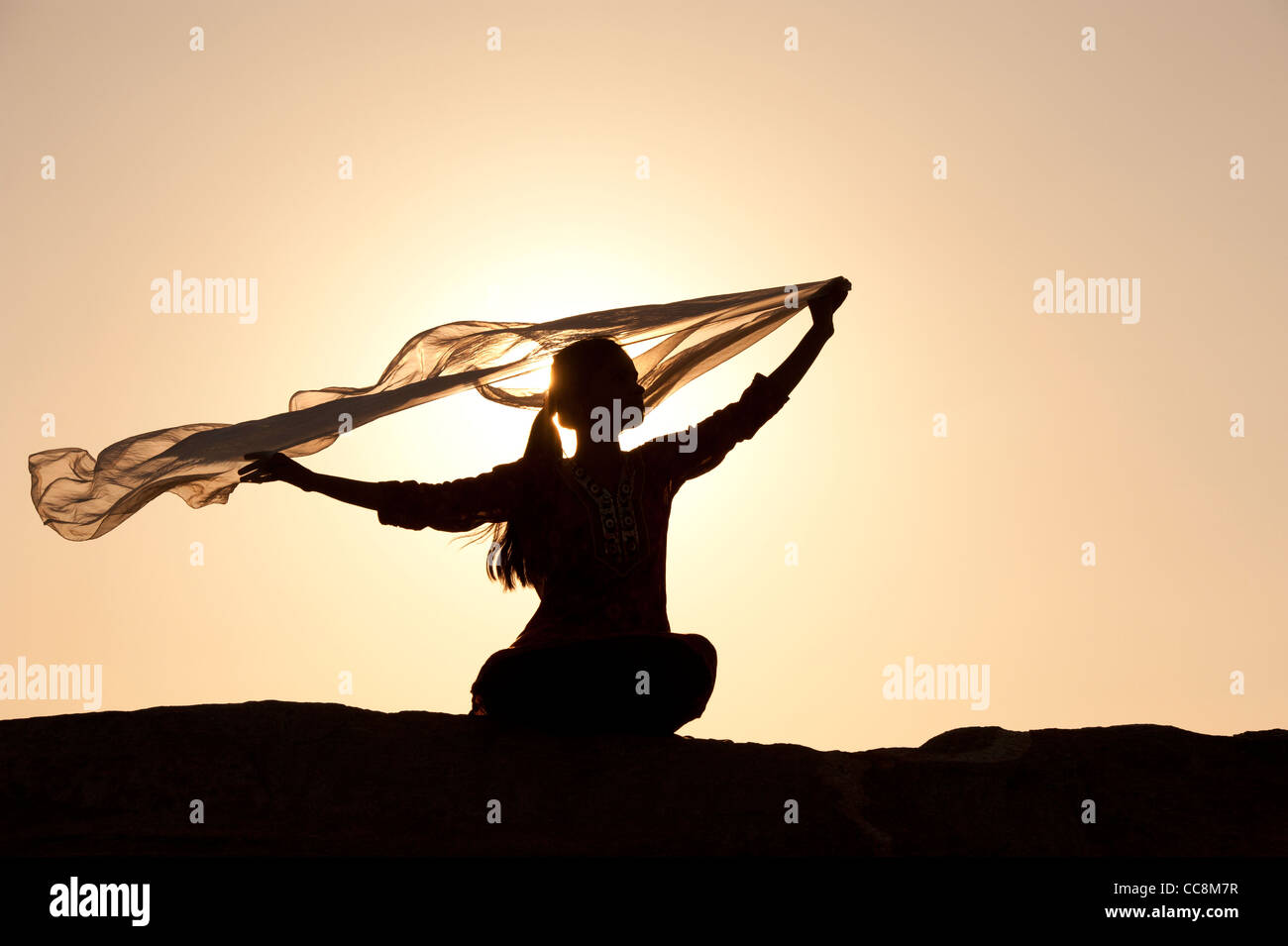 Indisches Mädchen mit Schal im Wind Silhouette. Indien Stockfoto