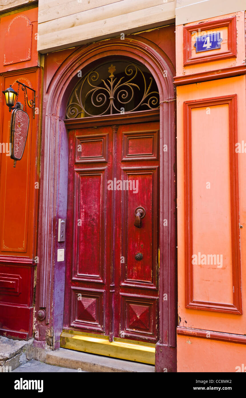 Rote Tür in der Altstadt Vieux Lyon, Frankreich (UNESCO-Weltkulturerbe) Stockfoto