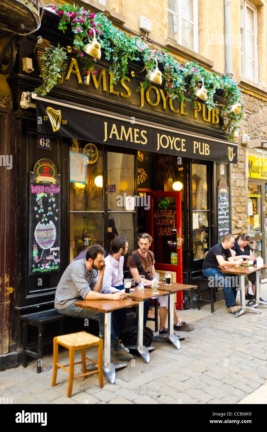 Gönnern an James Joyce Pub in alten Lyon, Frankreich Stockfoto