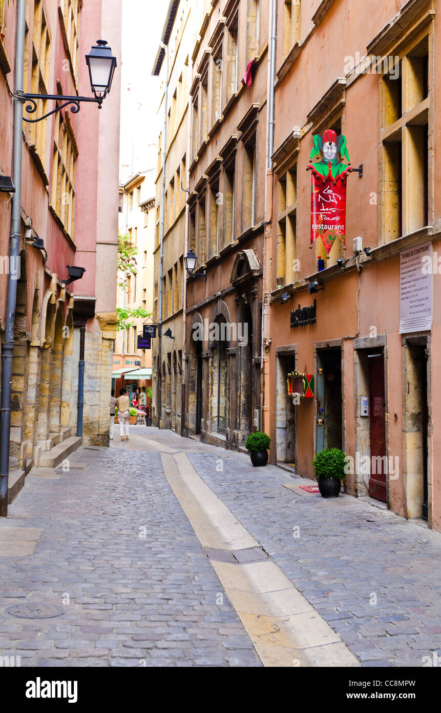 Straße mit Kopfsteinpflaster in der Altstadt Vieux Lyon, Frankreich (UNESCO-Weltkulturerbe) Stockfoto