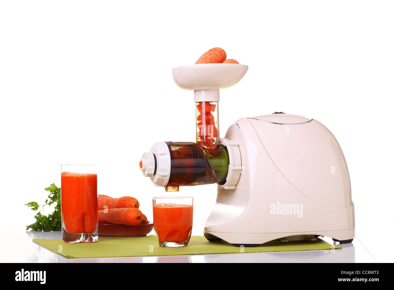 Entsafter und Karotte isolierten weißen Küche vorbereiten Stockfoto