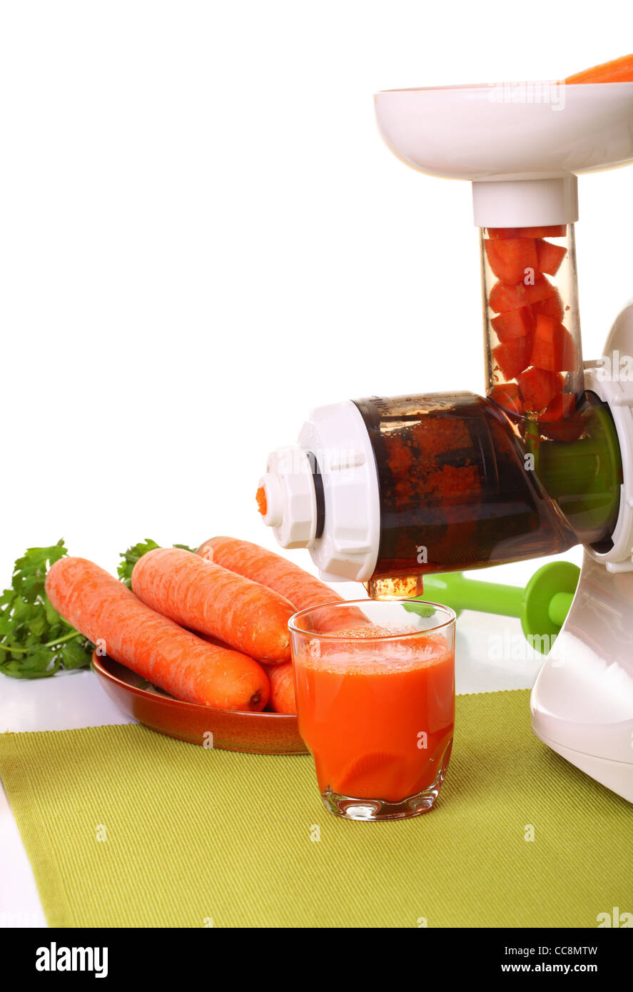 Entsafter und Karotte isolierten weißen Küche vorbereiten Stockfoto