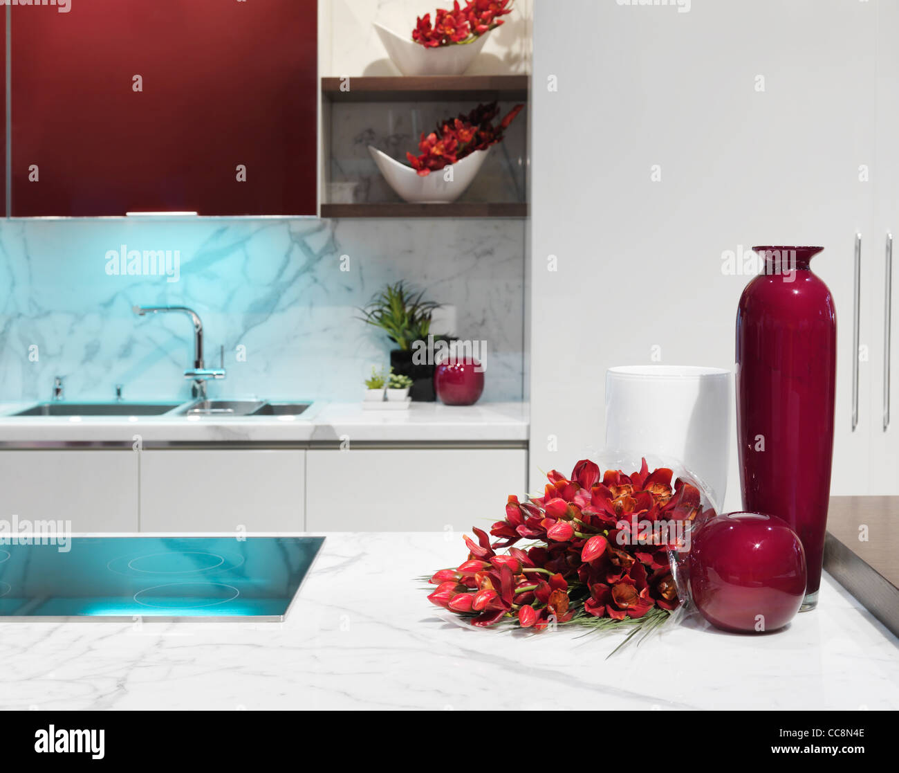 Moderne Küche Interior Design in den Farben weiß und Burgunderrot Stockfoto