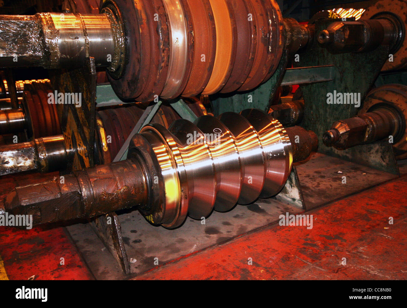 Gusseisen Rollen für heißen Stahl in Formen zu Rollen. Stockfoto