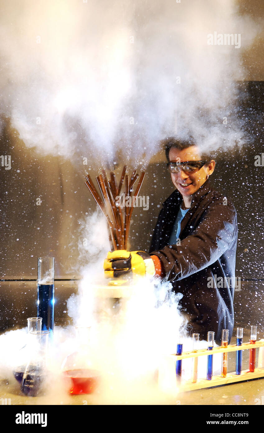 Ein Mann führt eine wissenschaftliches Experiment mit Kupferrohren und flüssigem Stickstoff verursacht eine Explosion des unter Druck stehenden Dampfes. Stockfoto