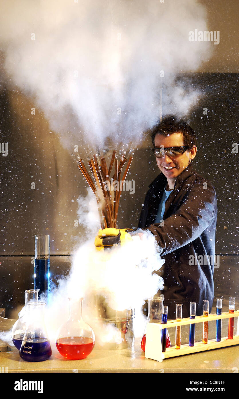 Ein Mann führt eine wissenschaftliches Experiment mit Kupferrohren und flüssigem Stickstoff verursacht eine Explosion des unter Druck stehenden Dampfes. Stockfoto