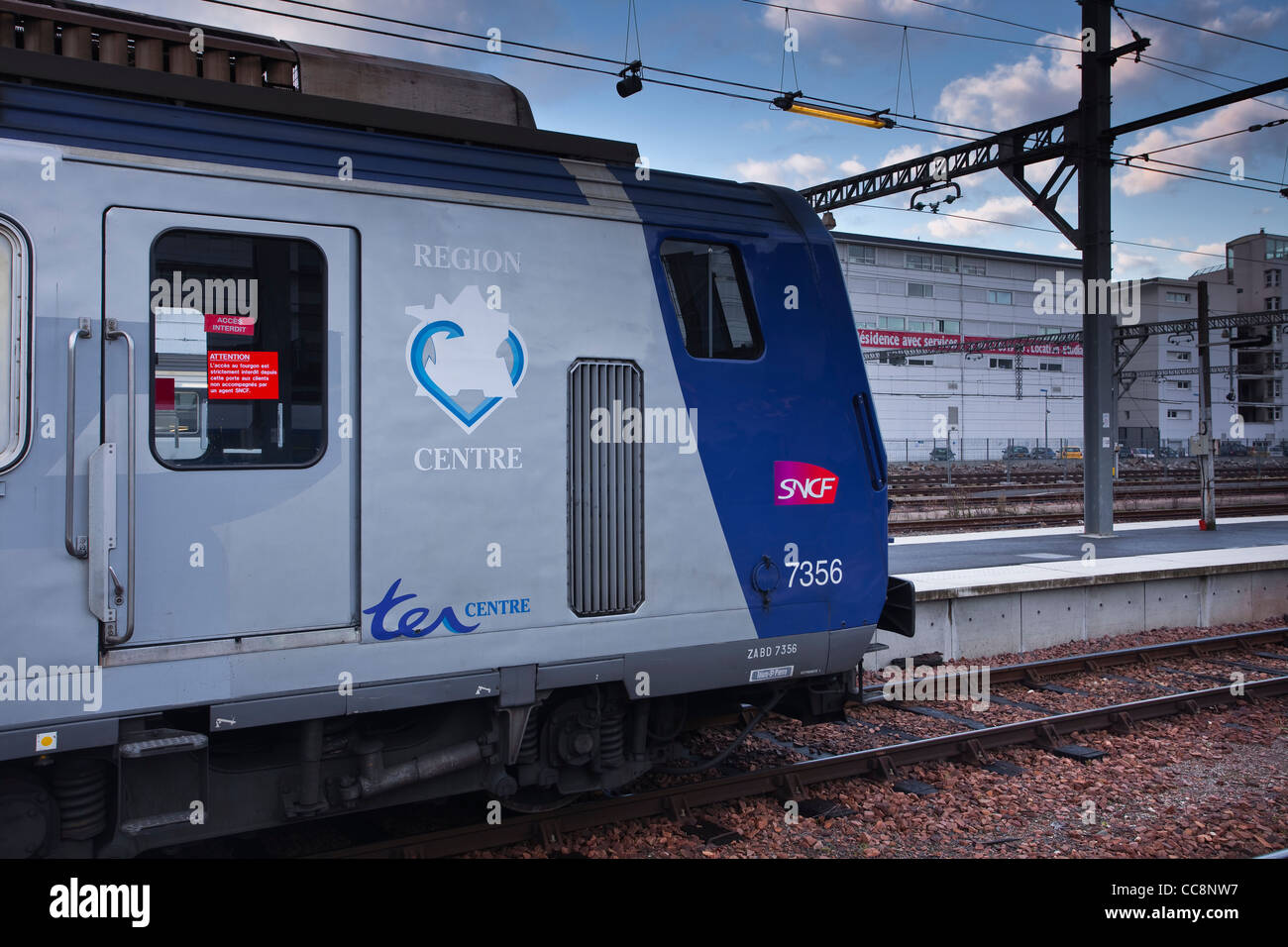 Ein französischer Nahverkehrszug wartet am Bahnhof Tours in Frankreich. Stockfoto