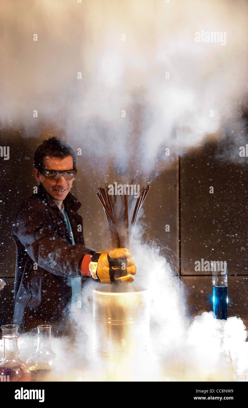 Ein Mann führt eine wissenschaftliches Experiment mit Kupferrohren und flüssigem Stickstoff verursacht eine Explosion des unter Druck stehenden Dampfes. Stockfoto