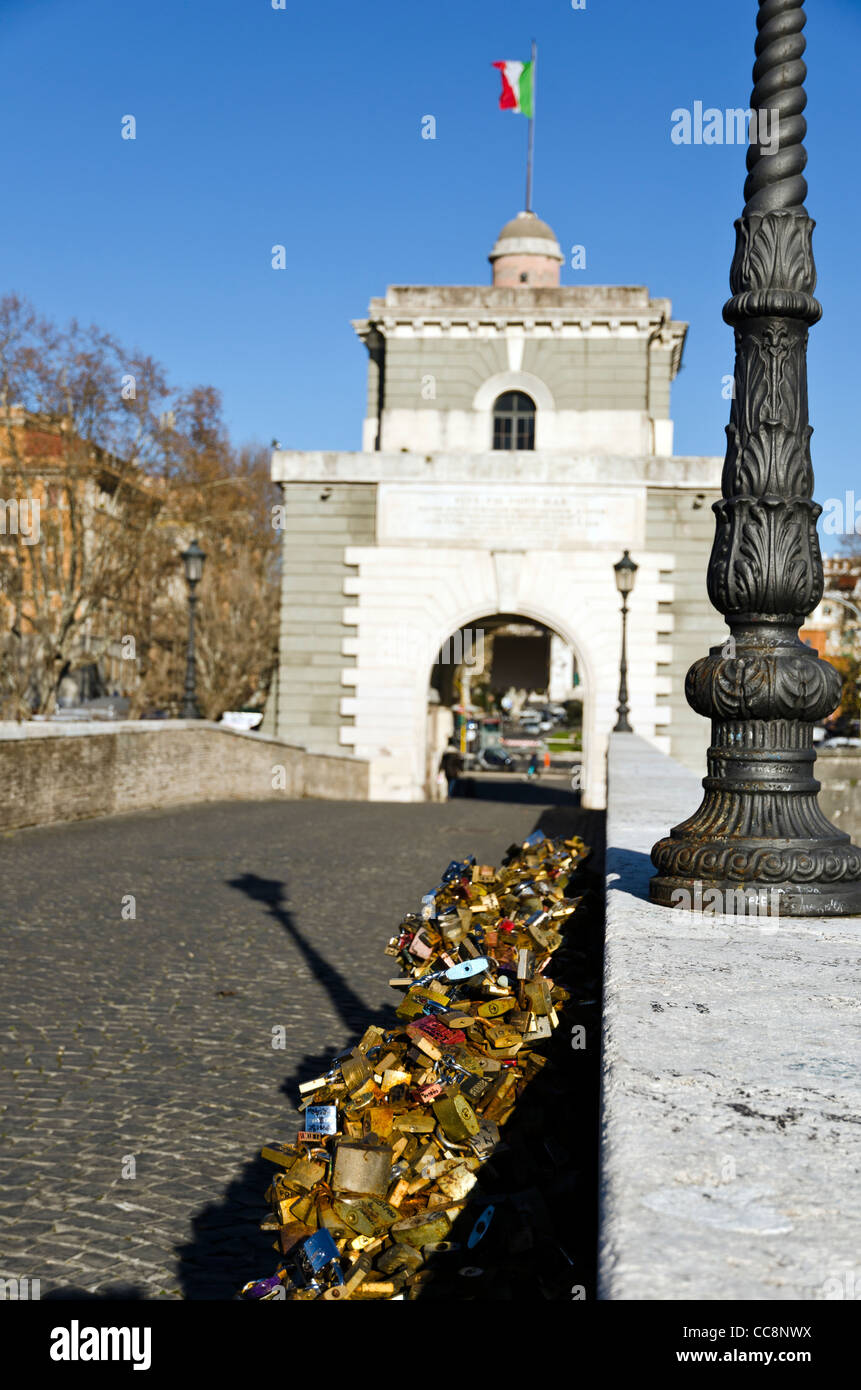 Liebesschlösser am Ponte Milvio Rom Italien Stockfoto