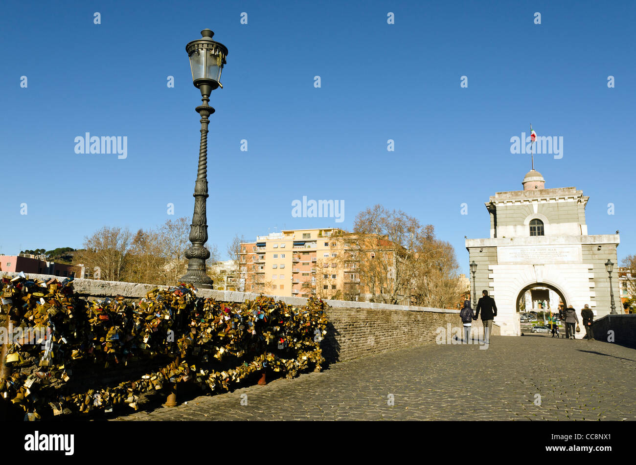 Liebesschlösser am Ponte Milvio Rom Italien Stockfoto