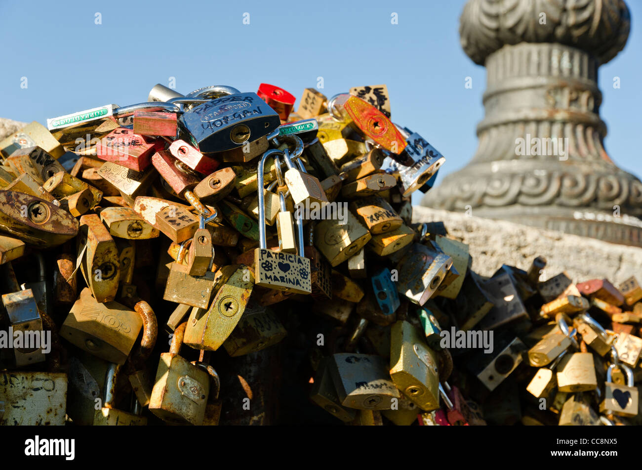 Liebesschlösser am Ponte Milvio Rom Italien Stockfoto