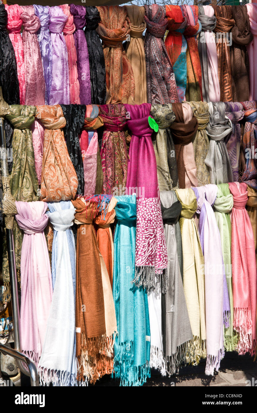 Schals für den Verkauf auf einen Stall in Burano Italien Stockfoto