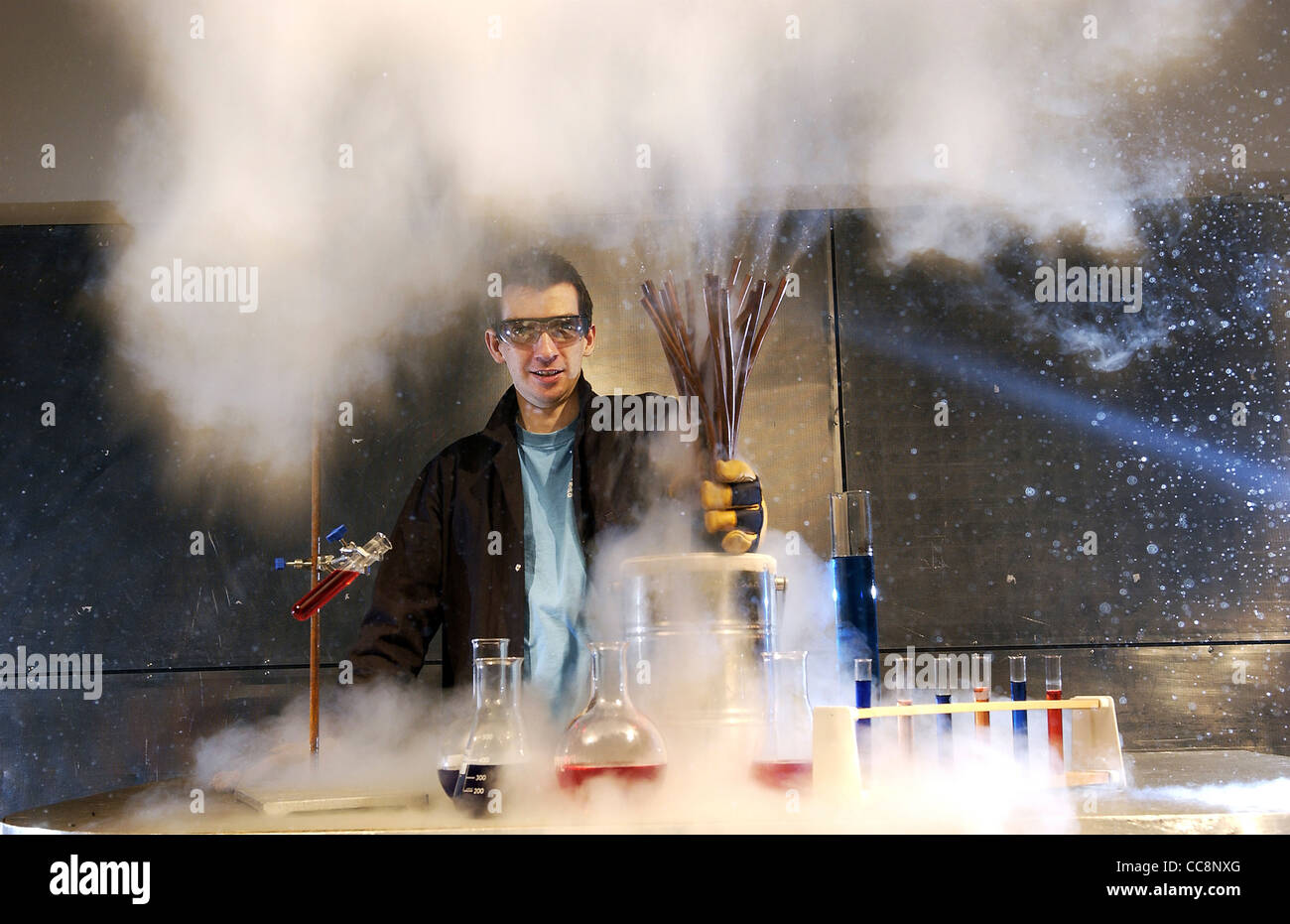 Ein Mann führt eine wissenschaftliches Experiment mit Kupferrohren und flüssigem Stickstoff verursacht eine Explosion des unter Druck stehenden Dampfes. Stockfoto