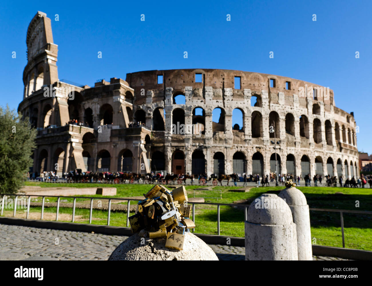 Liebesschlösser vom Kolosseum oder Kolosseum Rom Italien Stockfoto