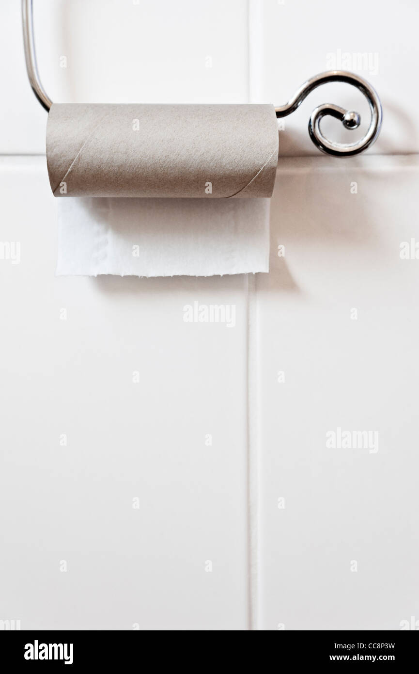 Letzte Blatt Papier auf einer Rolle Toilettenpapier Stockfoto