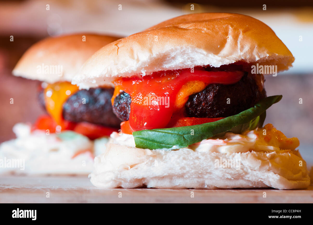 Hamburger mit Käse und Ketchup in einer Rolle Stockfoto