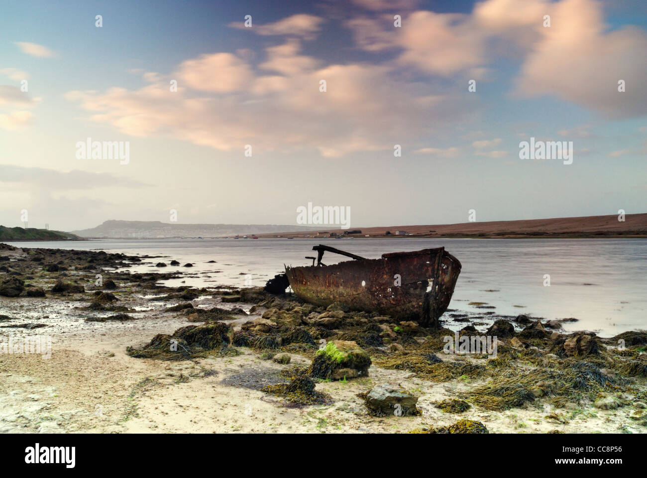 Aufgegeben, rostige Boot Flotte Lagune, Portland und Chesil Beach im Hintergrund, Weymouth, Dorset, England, uk Stockfoto