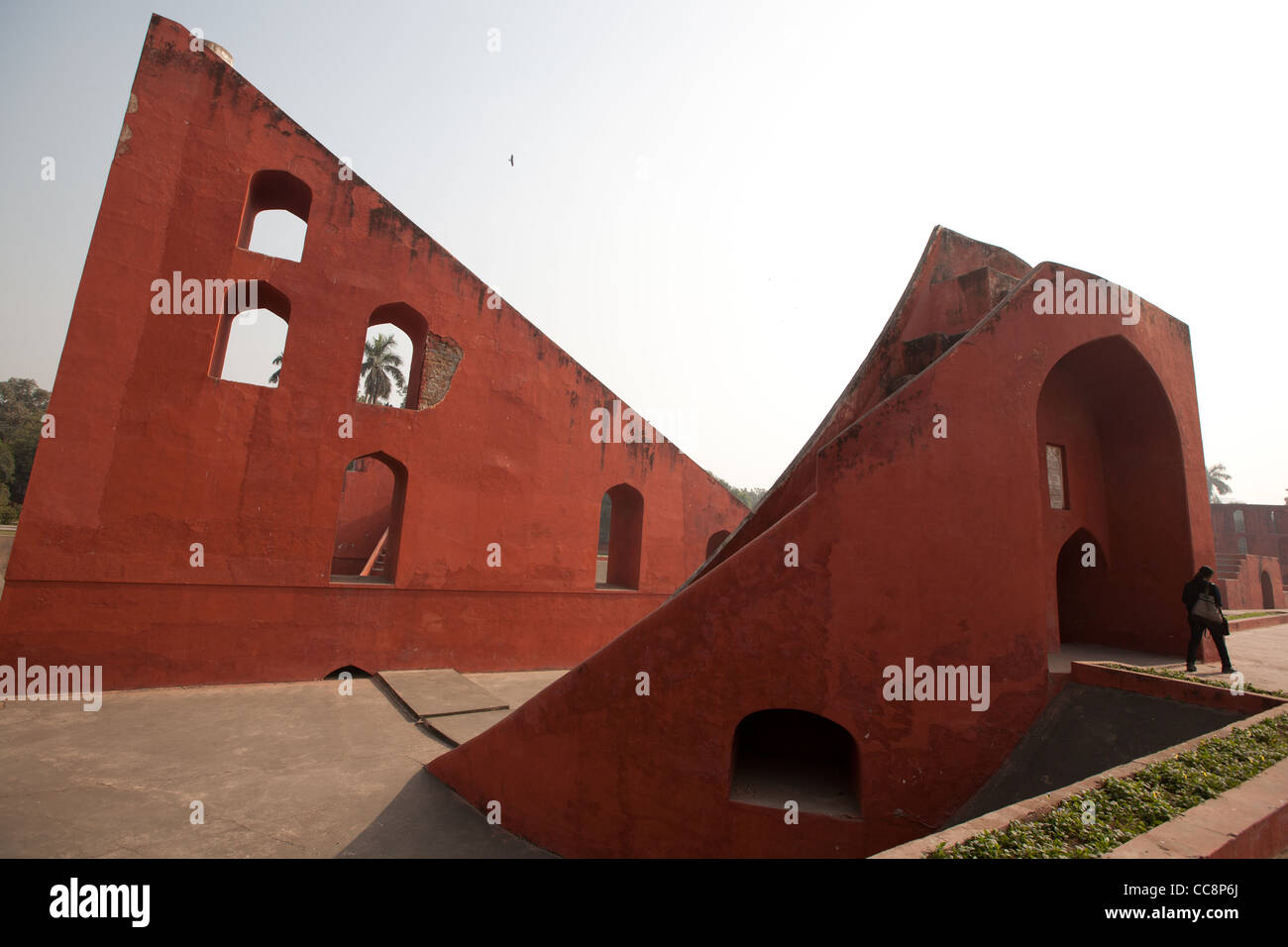 Das Jantar Mantar wissenschaftlichen Observatorium erbaut 1724 von Maharaja Jai Singh II, in der Nähe von Connaught Place in New Delhi, Indien. Stockfoto