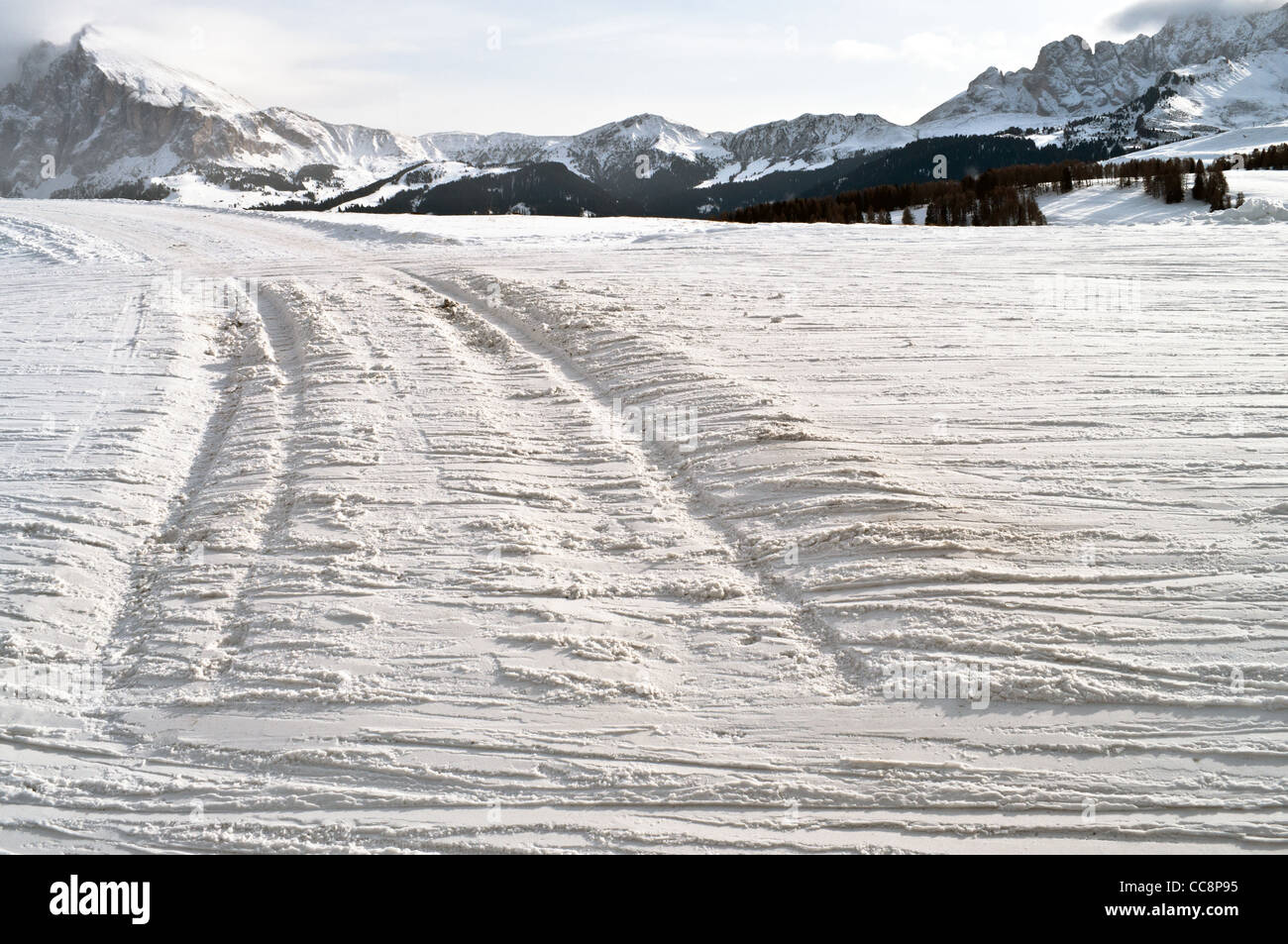 Spuren im Schnee in der Winterzeit auf Dolomiti Berge Stockfoto