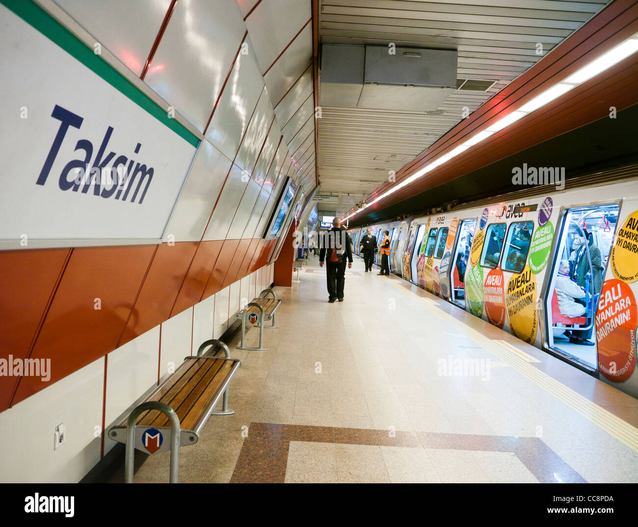 Taksim u-Bahn-Station mit der u-Bahn in Istanbul Türkei Stockfoto