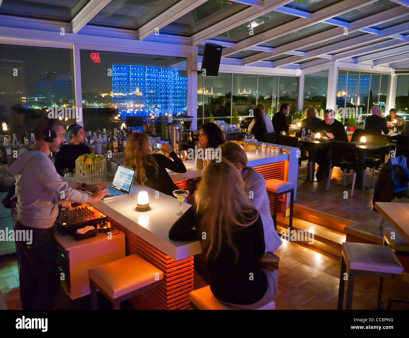 Menschen in Leb-i derya Bar und Restaurant in Istanbul Türkei bietet Panoramablick über die Stadt auf den Bosporus Stockfoto