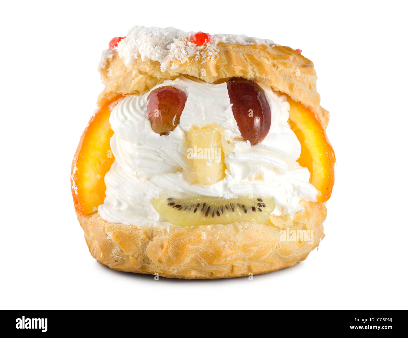 Ein Kuchen mit einem Gesicht auf einem weißen Hintergrund isoliert Stockfoto