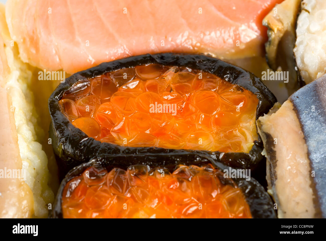 Viele leckere frische japanische Sushi mit Kaviar Stockfoto
